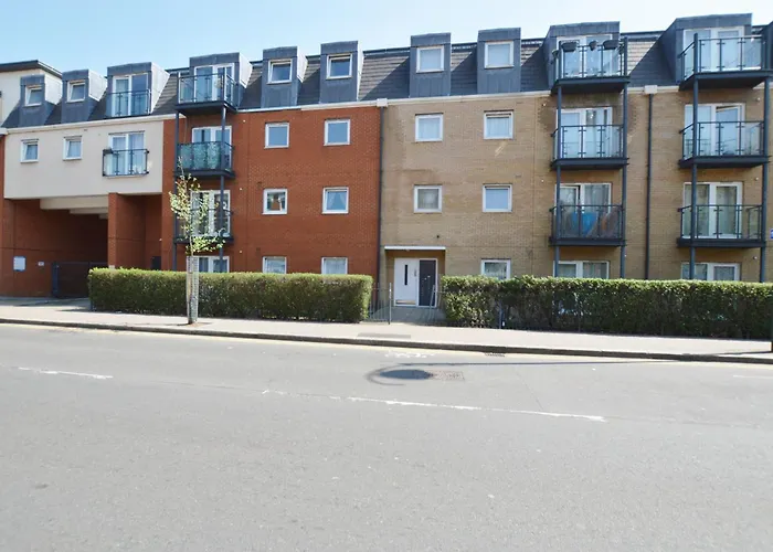 Spacious London Apartment 5 Min Walk To Leytonstone Underground Station And 5 Stops To Zone 1